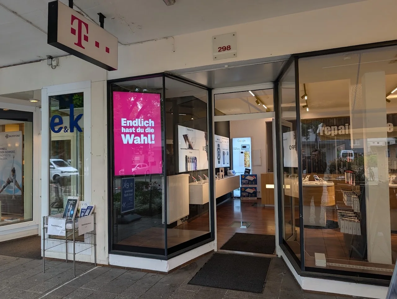 Eingang zum Telekom-, O₂- und repairNstore-Shop an der Hauptstraße 298, Foto aus unserem Google-Unternehmensprofil